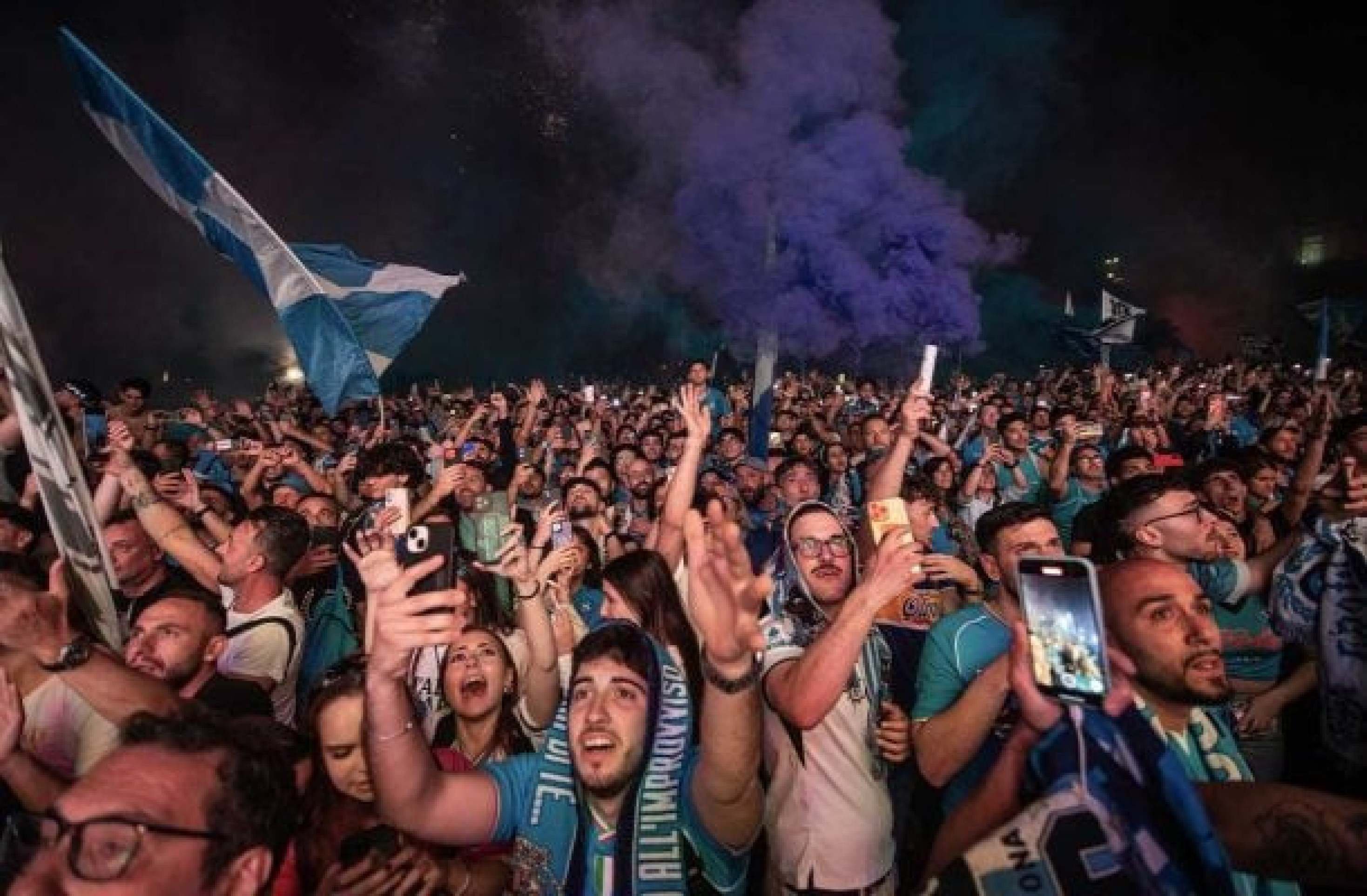 Napoli conquista o Italiano e cidade vive noite de festa com show de fogos Napoli conquista o Italiano e cidade vive noite de festa com show de fogos