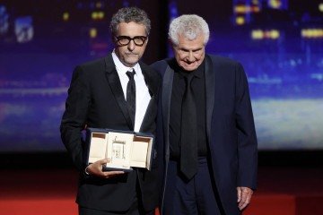 Kleber Mendonça Filho recebeu o prêmio de melhor diretor e subiu ao palco também para receber o prêmio de melhor ator, concecido ao brasileiro Wagner Moura, protagonista do filme 'O Agente Secreto' -  (crédito:  AFP)