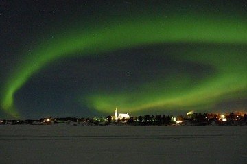 No hemisf&eacute;rio norte, a aurora boreal ocorre no Alasca, Canad&aacute;, Groel&acirc;ndia, Isl&acirc;ndia, Noruega, Su&eacute;cia, Finl&acirc;ndia e R&uacute;ssia. -  (crédito: Javier Casado Tirado/Wikimedia Commons)