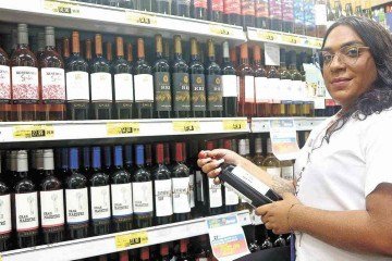 Aos 26 anos, Layla Valgas é chefe do setor de frente de caixa em uma rede de supermercados, onde começou como repositora -  (crédito: Marcos Vieira /EM/DA. Press – 19/3/2025)