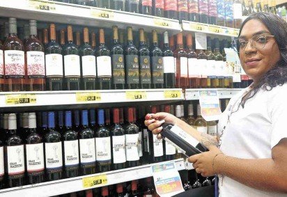 Aos 26 anos, Layla Valgas é chefe do setor de frente de caixa em uma rede de supermercados, onde começou como repositora - (crédito: Marcos Vieira /EM/DA. Press – 19/3/2025)