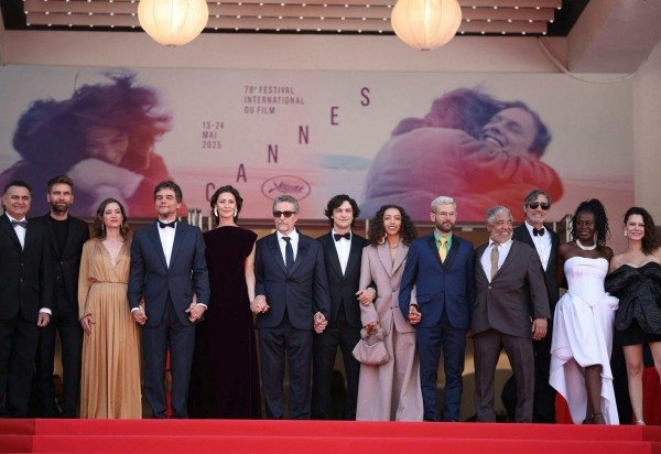Elenco de 'O agente secreto' na exibição do filme no Festival de Cannes, em 18 de maio de 2025       -  (crédito: Valery HACHE / AFP)