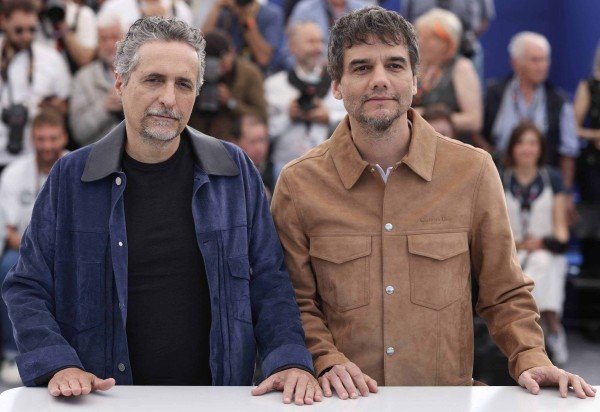Diretor e roteirista Kleber Mendonça Filho e o ator Wagner Moura, do filme 'O agente secreto' -  (crédito: Valery HACHE/AFP)