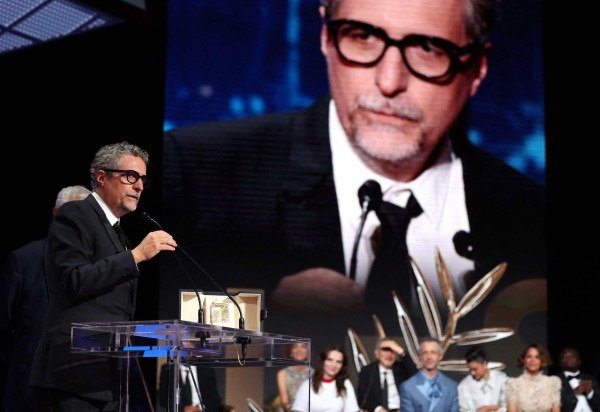  Brazilian director Kleber Mendonca Filho delivers a speech after winning the Best Director prize for the film "O Agente Secreto" (The Secret Agent) during the closing ceremony at the 78th edition of the Cannes Film Festival in Cannes, southern , on May 24, 2025. -  (crédito: Valery HACHE / AFP)
