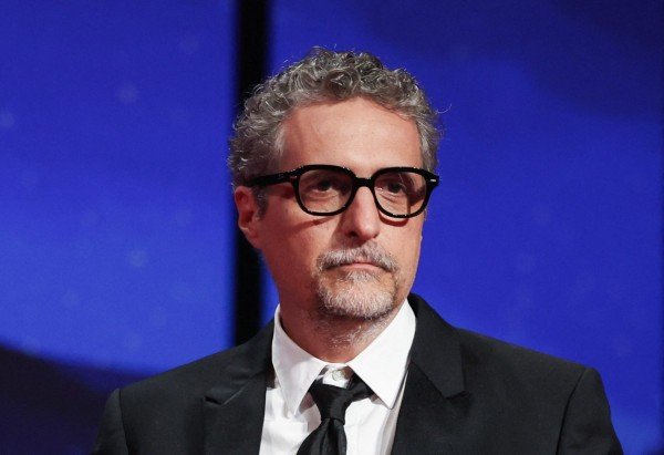  Brazilian director Kleber Mendonca Filho delivers a speech after winning the Best Director prize for the film "O Agente Secreto" (The Secret Agent) during the closing ceremony at the 78th edition of the Cannes Film Festival in Cannes, southern , on May 24, 2025. (Photo by Valery HACHE / AFP)
       -  (crédito:  AFP)