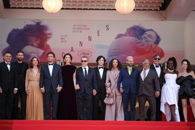 Elenco de 'O agente secreto' na exibição do filme no Festival de Cannes, em 18 de maio de 2025 - (crédito: Valery HACHE / AFP) Elenco de 'O agente secreto' na exibição do filme no Festival de Cannes, em 18 de maio de 2025 - (crédito: Valery HACHE / AFP)