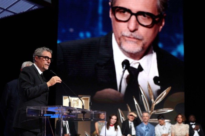  Brazilian director Kleber Mendonca Filho delivers a speech after winning the Best Director prize for the film "O Agente Secreto" (The Secret Agent) during the closing ceremony at the 78th edition of the Cannes Film Festival in Cannes, southern France, on May 24, 2025.