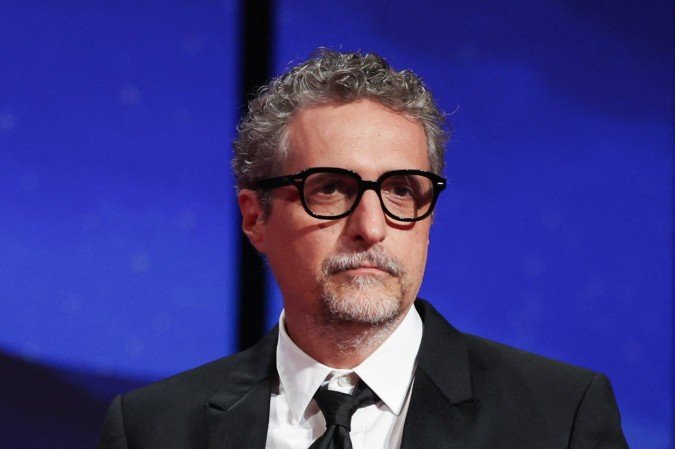  Brazilian director Kleber Mendonca Filho delivers a speech after winning the Best Director prize for the film "O Agente Secreto" (The Secret Agent) during the closing ceremony at the 78th edition of the Cannes Film Festival in Cannes, southern France, on May 24, 2025. (Photo by Valery HACHE / AFP)
       -  (crédito:  AFP)