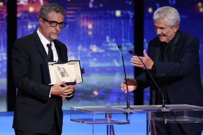 Kleber Mendonça recebe a premiação: 