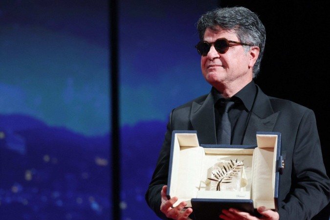 O diretor, roteirista e produtor iraniano Jafar Panahi posa no palco após ganhar a Palma de Ouro pelo filme O diretor, roteirista e produtor iraniano Jafar Panahi posa no palco após ganhar a Palma de Ouro pelo filme