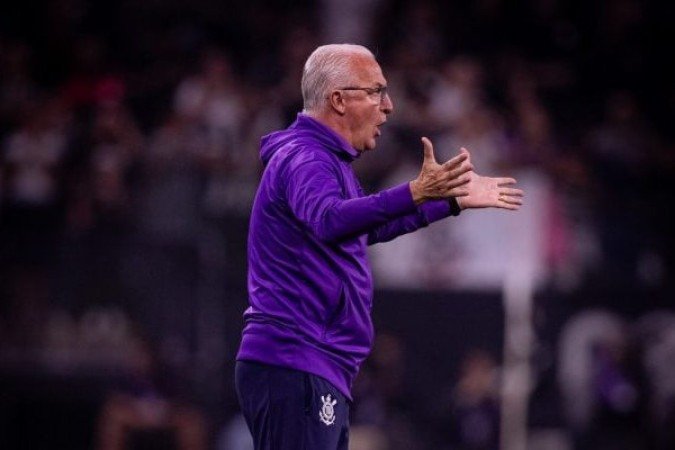 TÉCNICO: DORIVAL JÚNIOR - Poupou alguns jogadores, de olho na terça-feira, pela Sul-Americana, contra o Huracán, em Buenos Aires, na Argentina. Se forçasse um pouco, poderia vencer a partida. Mas foi bem conservador em suas escolhas - NOTA: 5,5 - Foto: Rodrigo Coca/Agência Corinthians