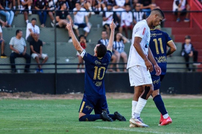 Ducha de água fria: Higor Leite comemora o terceiro gol do Aparecidense aos 40 minutos do primeiro tempo no Estádio Abadião - (crédito: Luã Tomasson/@tomasson.creator) Ducha de água fria: Higor Leite comemora o terceiro gol do Aparecidense aos 40 minutos do primeiro tempo no Estádio Abadião - (crédito: Luã Tomasson/@tomasson.creator)