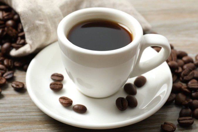 O café oferece diversos benefícios para o organismo, mas deve ser consumido com moderação para evitar malefícios (Imagem: Sunlight_s | Shutterstock) - (crédito: EdiCase) O café oferece diversos benefícios para o organismo, mas deve ser consumido com moderação para evitar malefícios (Imagem: Sunlight_s | Shutterstock) - (crédito: EdiCase)