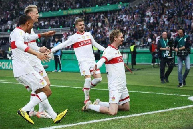 Woltemade (ajoelha) celebra o seu gol, o primeiro do Stuttgart sobre o Arminia Bielefeld - (crédito: Foto: Alex Grimm/Getty Images)) Woltemade (ajoelha) celebra o seu gol, o primeiro do Stuttgart sobre o Arminia Bielefeld - (crédito: Foto: Alex Grimm/Getty Images))