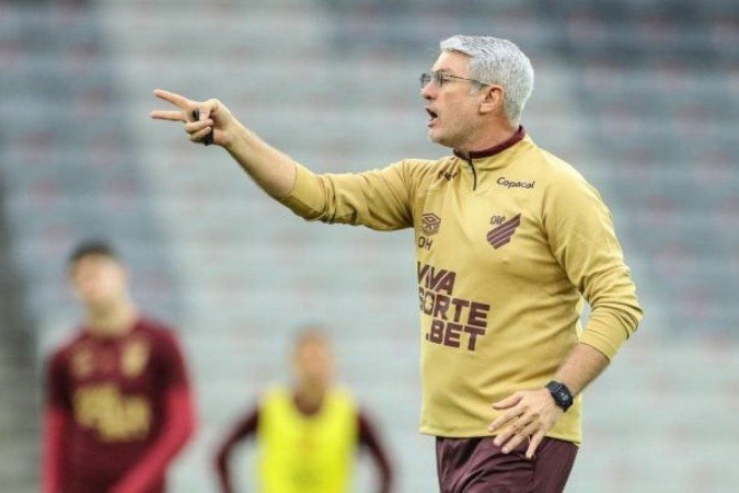 Odair Hellman dá instruções aos jogadores do Athletico na vitória sobre os mineiros do Athletic - (crédito: Foto: José Tramontin/athletico.com.br) Odair Hellman dá instruções aos jogadores do Athletico na vitória sobre os mineiros do Athletic - (crédito: Foto: José Tramontin/athletico.com.br)