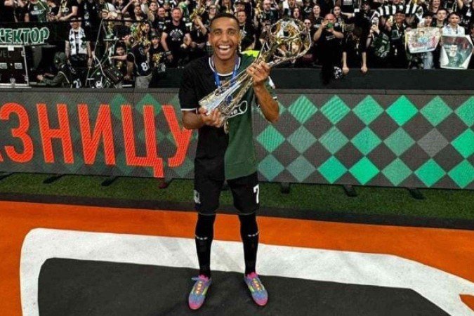 Sá e a taça do Russão. Atacante, ex-Botafogo, faz história - (crédito: Foto: Divulgação/Krasnodar) Sá e a taça do Russão. Atacante, ex-Botafogo, faz história - (crédito: Foto: Divulgação/Krasnodar)