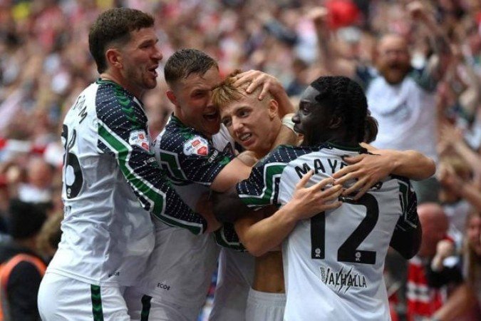 Jogadores do Sunderland vibram. Virada em coma do Sheffield coloca o time de volta à elite inglesa - (crédito: Foto: Mike Hewitt/Getty Images) Jogadores do Sunderland vibram. Virada em coma do Sheffield coloca o time de volta à elite inglesa - (crédito: Foto: Mike Hewitt/Getty Images)