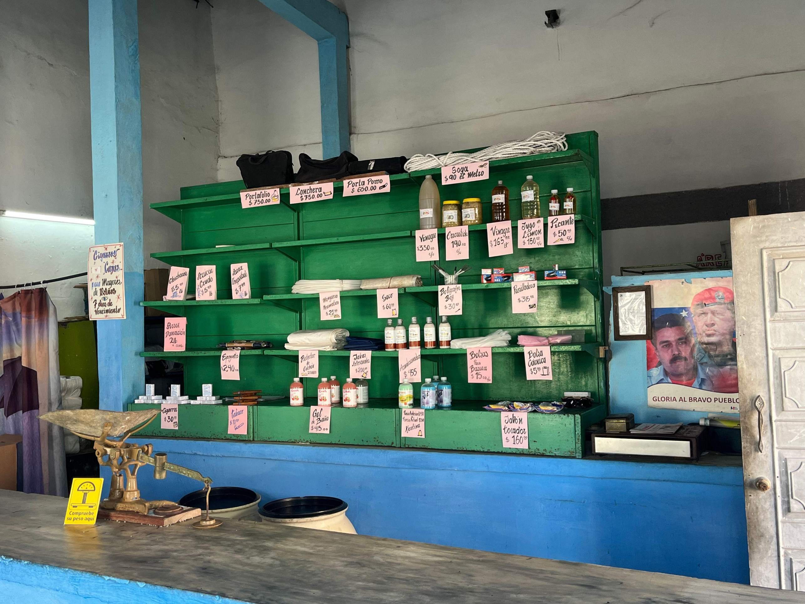 Cubanos enfrentam filas para comprar produtos básicos em mercado estatal  -  (crédito: Vinicius Pereira / BBC News Brasil)