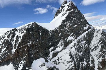 Esta fotografia distribuída pela polícia do cantão suíço de Valais mostra o pico da montanha Rimpfischhorn, onde cinco esquiadores foram encontrados mortos       -  (crédito: HANDOUT / POLICE CANTONALE VALAISANNE / AFP)
