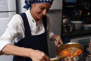 Isadora preparando arroz hauçá