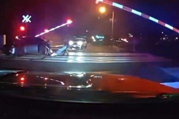 Motorista estava alcoolizado e incapaz de seguir as instruções para sair do carro -  (crédito: Reprodução/Facebook/Piscataway Township Police Department)
