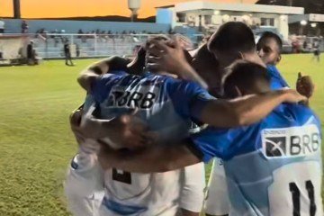 Capital comemora o gol da vitória contra o Goianésia: gol aos 45 minutos do primeiro tempo -  (crédito: Divulgação/Capital)