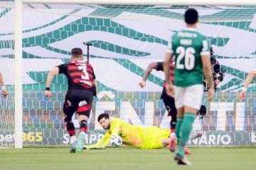 Rossi voa e defende a cobrança de pênalti, de Piquerez. Flamengo vence o Palmeiras fora de casa -  (crédito: Foto: Divulgação / Flamengo)