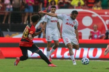 Jogadores de Sport e Inter em disputa de bola na 10ª rodada do Brasileirão -  (crédito: Foto: Ricardo Duarte/Internacional)