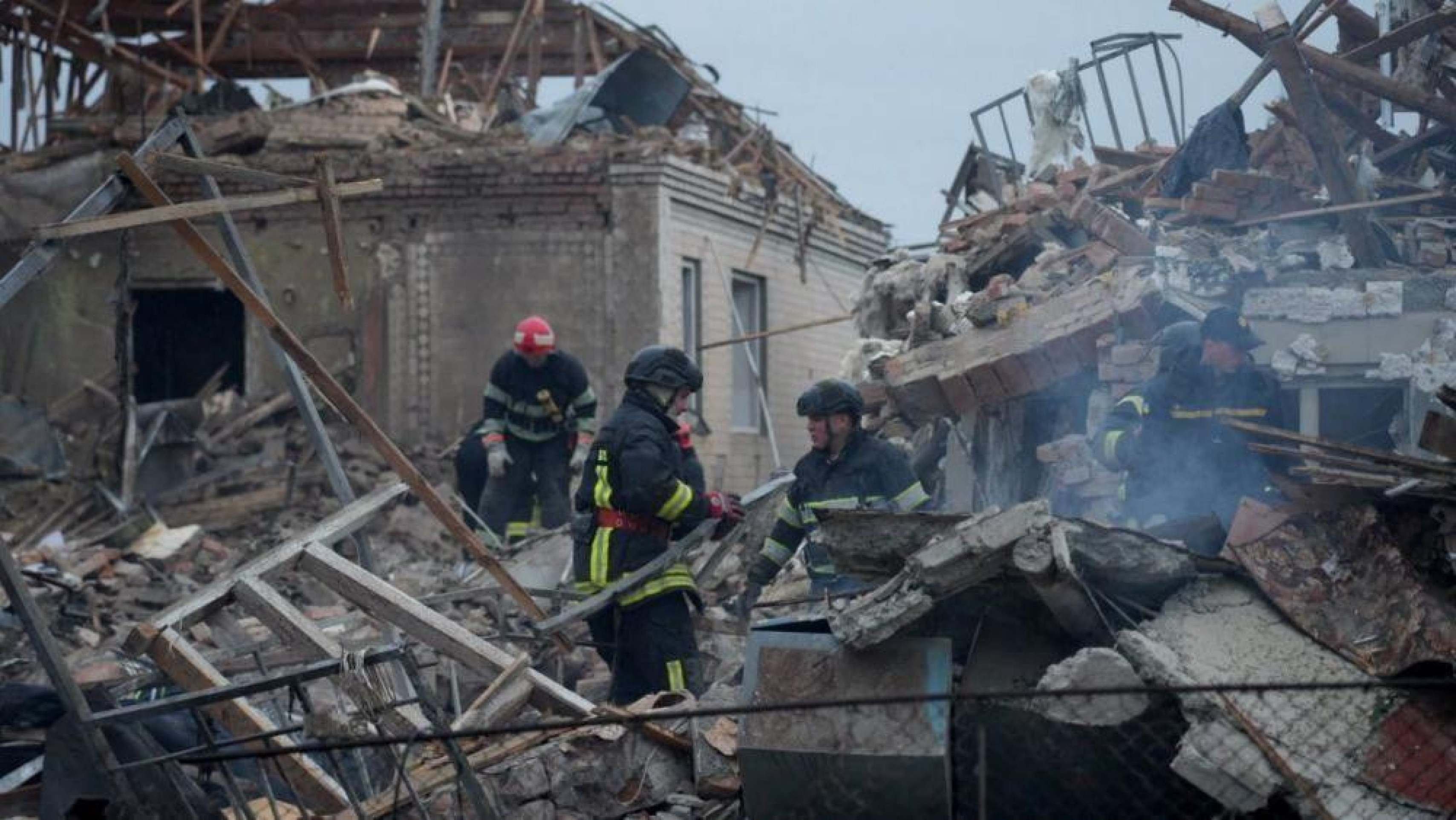 Um morador observa um prédio de apartamentos que foi danificado por um ataque de drone russo em Kiev -  (crédito: Reuters)