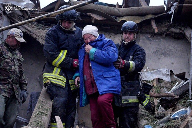 Mulher é resgatada dos escombros de sua casa, na região de Khmelnytsky, após a investida de 298 drones, que atingiram várias áreas da Ucrânia - (crédito: AFP) Mulher é resgatada dos escombros de sua casa, na região de Khmelnytsky, após a investida de 298 drones, que atingiram várias áreas da Ucrânia - (crédito: AFP)