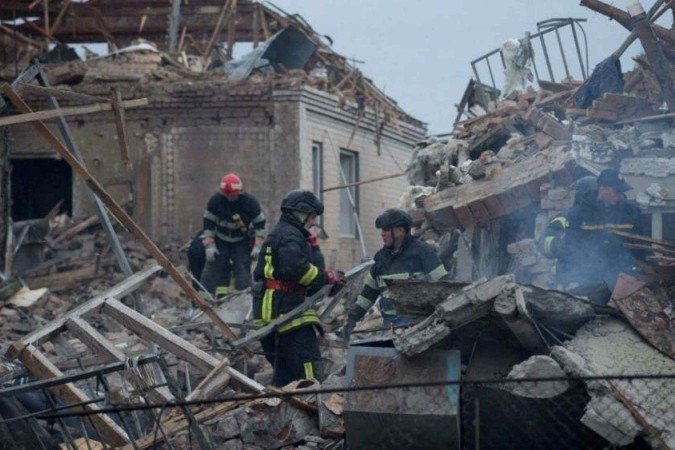 Um morador observa um prédio de apartamentos que foi danificado por um ataque de drone russo em Kiev - (crédito: Reuters) Um morador observa um prédio de apartamentos que foi danificado por um ataque de drone russo em Kiev - (crédito: Reuters)