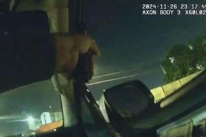 Jovem foi abordado por policiais ao sair de um posto de combustíveis e fugiu. Na sequência, ele foi baleado - (crédito: Reprodução/TV Globo) Jovem foi abordado por policiais ao sair de um posto de combustíveis e fugiu. Na sequência, ele foi baleado - (crédito: Reprodução/TV Globo)