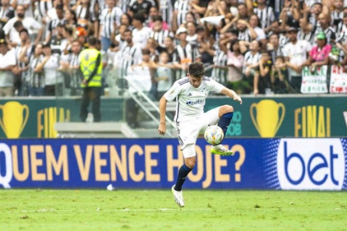 VILLALBA - Assim como sua dupla, teve pouco trabalho na zaga na primeira etapa, mas foi mais exigido no segundo tempo e deu conta do recado. Ajudou na saÃ­da de bola. - Nota: 7,5 - Foto: Gustavo Aleixo/Cruzeiro