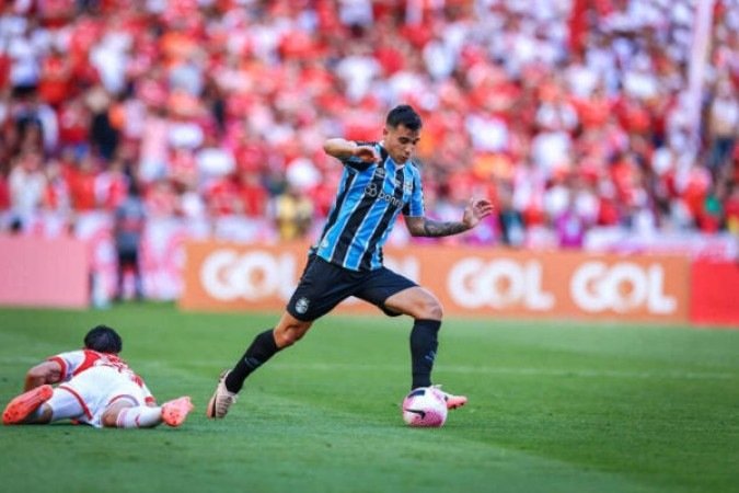 CRISTALDO  - Aparecia pouco no jogo atÃ© fazer grande jogada no lance que resultou na marcaÃ§Ã£o do pÃªnalti que deu a vitÃ³ria ao GrÃªmio. NOTA: 6,5 - LUCAS UEBEL/GREMIO FBPA