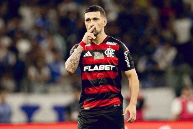 ARRASCAETA – Sem espaços, como todo o time no primeiro tempo, teve apenas uma jogada digna de registro, ao cortar alguns marcadores e iniciar um ataque (que acabou não dando em nada). No segundo tempo, seguia discreto até fazer a jogada que sofreu o penalti que ele mesmo cobrou e marcou. Nunca duvide do Arrasca  Nota: 7,5. Foto: Adriano Fontes/Flamengo