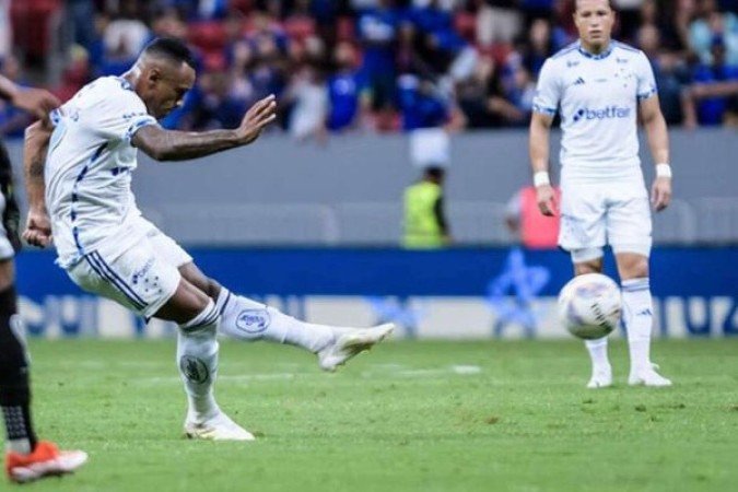 MARQUINHOS - Boa movimentação ofensiva, flutuou bem no campo, teve algumas finalizações, mas não aproveitou. Cansou e saiu aos 21 minutos do segundo tempo para entrada do Bolasie. - Nota: 7,0 - Foto: Gustavo Aleixo/Cruzeiro