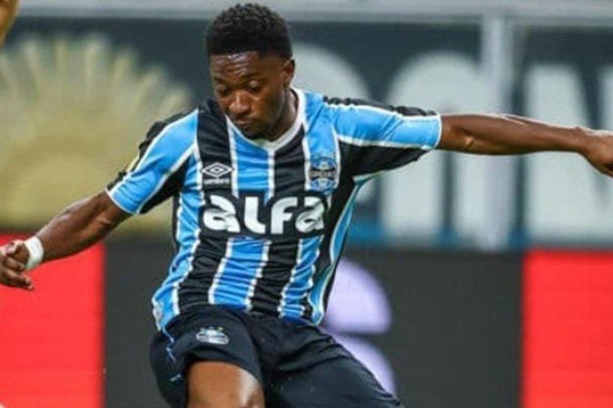 AMUZU - Atuação abaixo da crítica. Tentou apenas dois chutes que não levaram perigo e não conseguiu pressionar a contento a saída de bola do Bahia. NOTA: 4 - LUCAS UEBEL/GREMIO FBPA