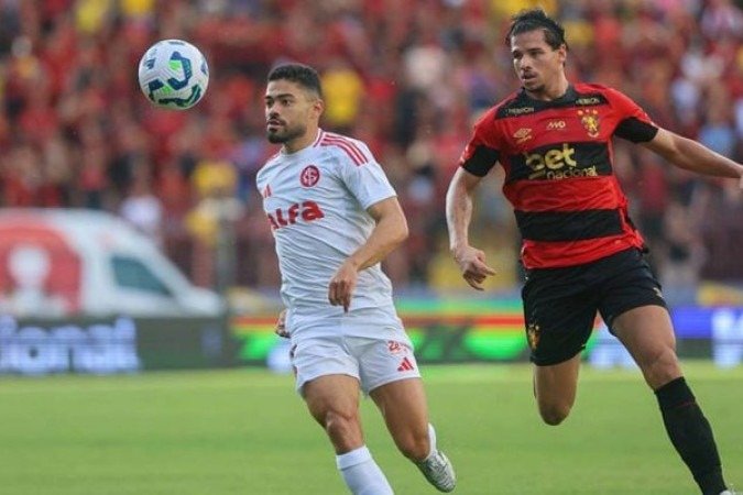 BRUNO TABATA - Conseguiu fazer boas tabelas, mas teve momentos apagados no jogo. Aos 15 minutos do segundo tempo, saiu para a entrada de Yago Noal. - Foto: Ricardo Duarte/Internacional