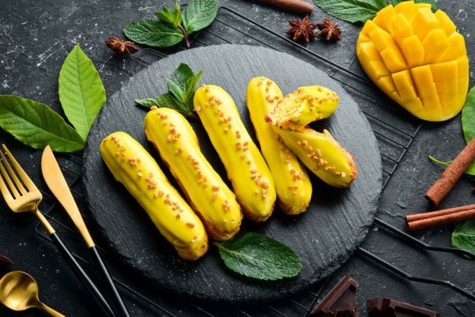 Éclair com creme de manga (Imagem: Estúdio YARUNIV | Shutterstock) - (crédito: EdiCase) Éclair com creme de manga (Imagem: Estúdio YARUNIV | Shutterstock) - (crédito: EdiCase)