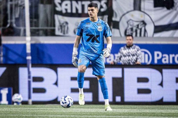 GABRIEL BRAZÃO - Foi o grande personagem da partida. Fez grandes defesas e foi peça decisiva para a vitória do Santos no Barradão. NOTA: 7,5 - Foto: Raul Baretta/ Santos