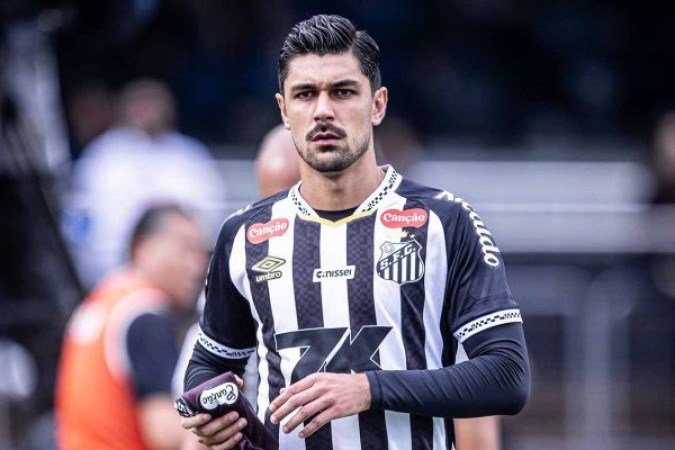 JOÃO BASSO - Foi um pouco inseguro e perdeu algumas posses. Não contribuiu tanto quanto o seu companheiro de zaga nas ações defensivas. Foi substituído no segundo tempo após levar a pior em uma disputa de bola. NOTA: 4,5 - Foto: Raul Baretta/ Santos