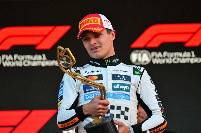 McLaren's British driver Lando Norris looks at the trophy on the podium after winning the Formula One Monaco Grand Prix at the Circuit de Monaco, on May 25, 2025.
       -  (crédito: Andrej Isakovic/AFP)