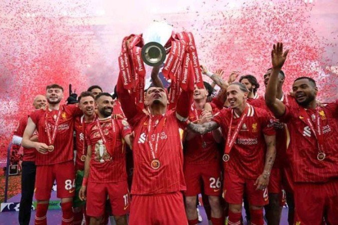 Jogadores do LIverpool levantam a taça da Premier League. Time levou o título com muita superioridade - (crédito: Foto: Michael Regan/Getty Images) Jogadores do LIverpool levantam a taça da Premier League. Time levou o título com muita superioridade - (crédito: Foto: Michael Regan/Getty Images)
