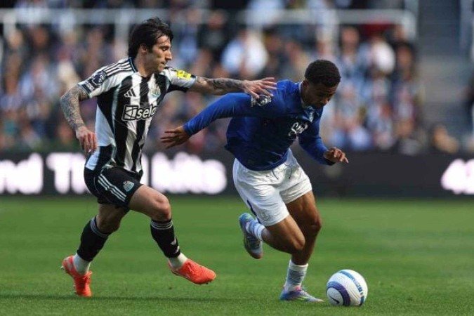 Jogadores de Newcastle e Everton em disputa de bola na última rodada da Premier League - (crédito: Foto: George Wood/Getty Images) Jogadores de Newcastle e Everton em disputa de bola na última rodada da Premier League - (crédito: Foto: George Wood/Getty Images)