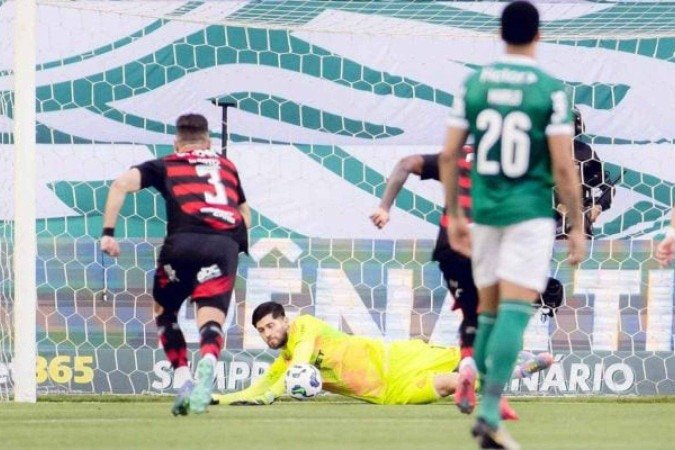 Rossi defendeu a cobrança de pênalti de Piquerez no primeiro tempo - (crédito: - Foto: Adriano Fontes/Flamengo) Rossi defendeu a cobrança de pênalti de Piquerez no primeiro tempo - (crédito: - Foto: Adriano Fontes/Flamengo)