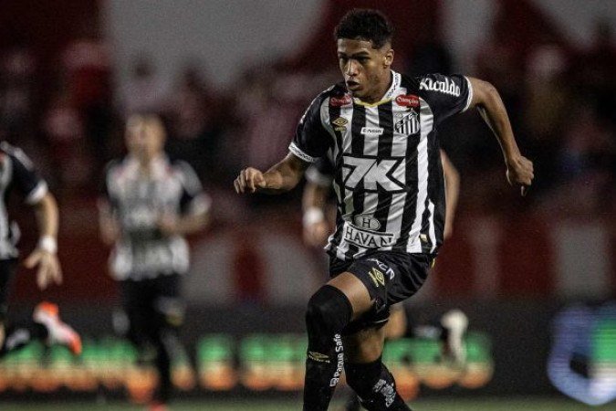 SOUZA - Foi muito bem no apoio ofensivo e deu a assistência para Guilherme marcar o gol da vitória. Já na defesa, não comprometeu. NOTA: 6,5 - Foto: Raul Baretta/ Santos