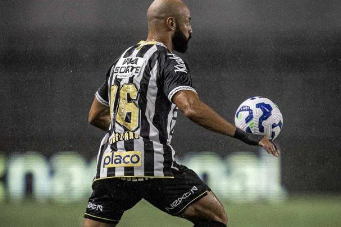 THACIANO - Entrou junto com Neymar em campo e também teve uma participação discreta. Faltou ser mais eficiente com a bola no pé. Nos acréscimos, errou um passe simples que poderia ter deixado Neymar livre de frente para o goleiro. NOTA: 4,5 - Foto: Raul Baretta/ Santos