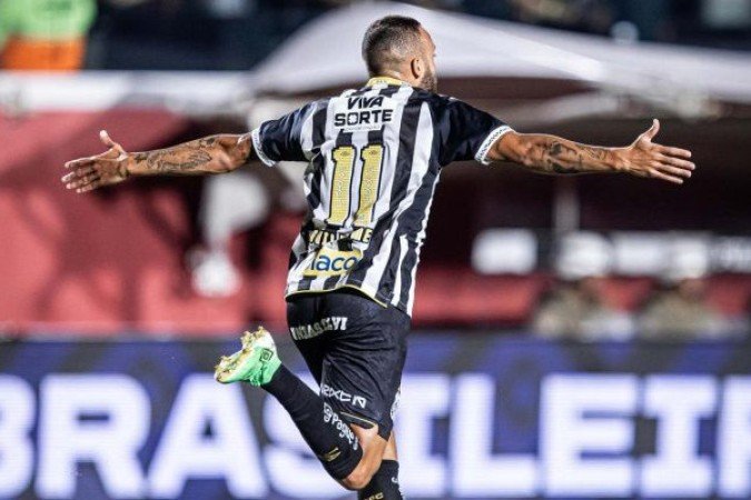 GUILHERME - Foi um dos principais nomes da partida. Autor do gol da vitória, também perdeu uma chance inacreditável pouco antes de balançar as redes. Mas se redimiu depois. NOTA: 7,0 - Foto: Raul Baretta/ Santos