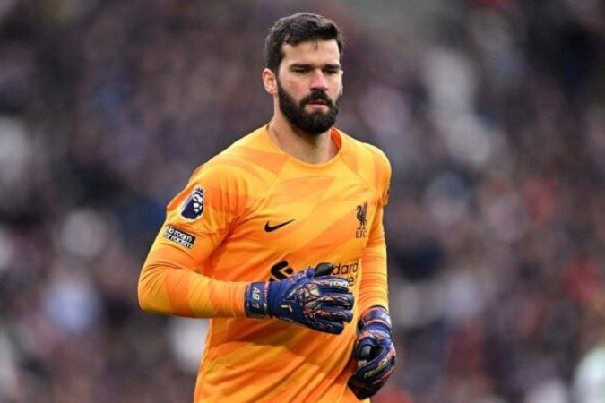 Alisson celebrou título do Liverpool com a torcida neste domingo - (crédito: Foto: Justin Setterfield/Getty Images) Alisson celebrou título do Liverpool com a torcida neste domingo - (crédito: Foto: Justin Setterfield/Getty Images)
