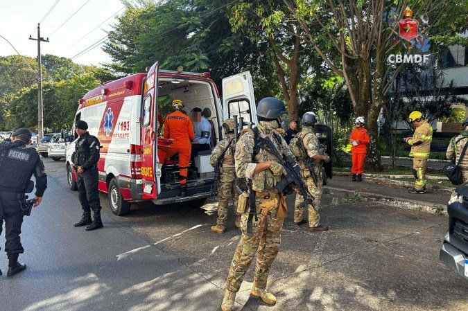 Equipes do Corpo de Bombeiros, Polícia Militar e Bope foram acionadas para conter o homem - (crédito: CBMDF) Equipes do Corpo de Bombeiros, Polícia Militar e Bope foram acionadas para conter o homem - (crédito: CBMDF)